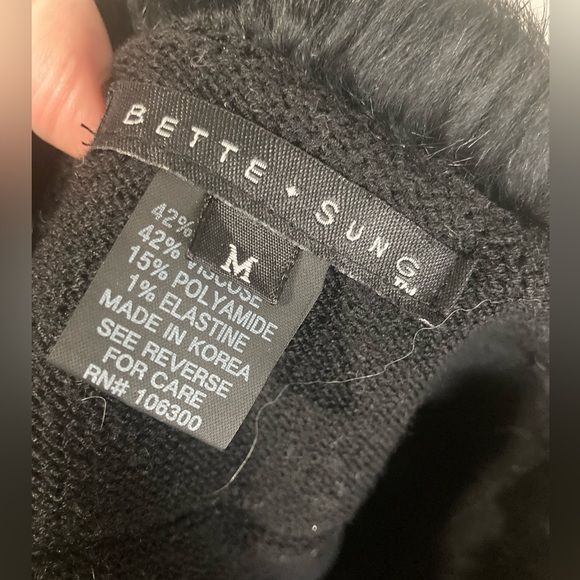 Vtg black sweater w rabbit fur trim - Picture 4 of 7